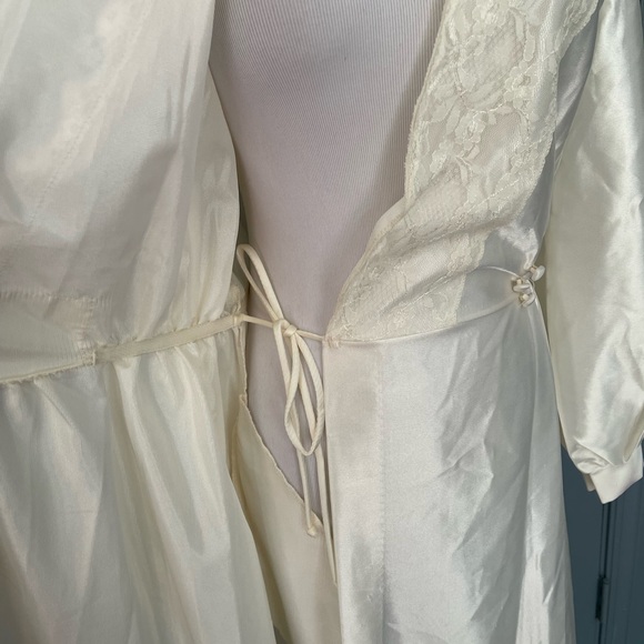 Val.Mode Vantage Lace Trim Embroidery detail ivory Long Robe. Size Medium - Picture 11 of 15